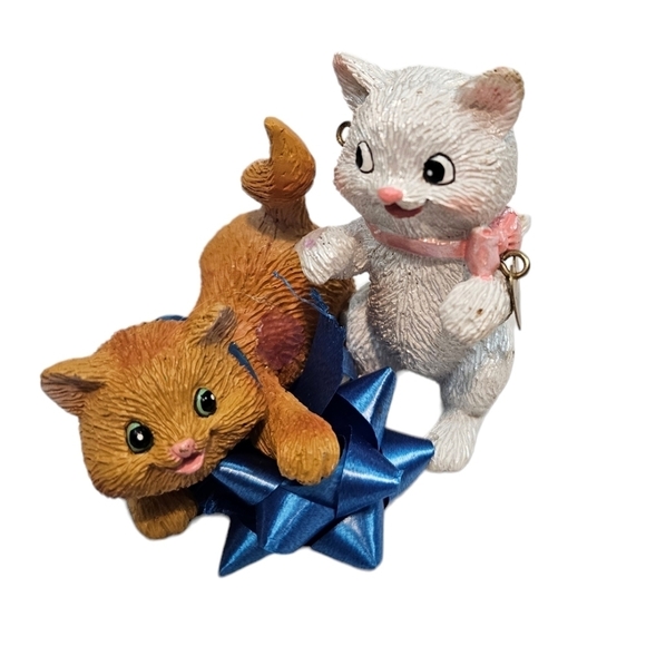 AGC, LLC Cat Christmas Ornament Kittens Playing with‎ Bow P13 - Picture 1 of 9
